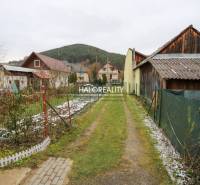 Út a családi házhoz Brvništeben, havas fű, vidéki környezet.