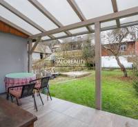 A Brvnište-i családi ház terasza kertre néző kilátással és ülőhellyel.