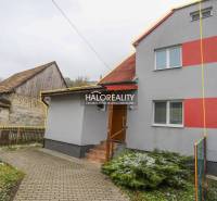 Családi ház Brvništeben piros és szürke színű homlokzattal, kert sétánnyal.