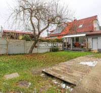 Családi ház Brvništeben kerttel, terasszal és fákkal a téli időszakban.