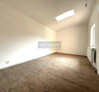 Tágas szoba fa dekor padlóval egy családi házban.