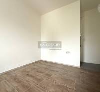 Üres szoba fa mintázatú padlóval egy családi házban.