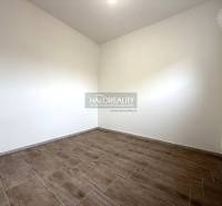 Szoba fa dekorációs padlóval egy családi házban, világos falak, radiátor.