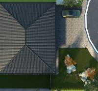 Családi ház madártávlatból Moravany nad Váhom-ban terasszal és kerttel.