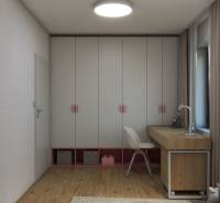 Ruhásszekrény, íróasztal, szék és fa mintázatú padló családi házban.