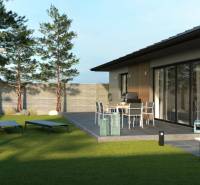 A moraváni ház terasszal, gyepes udvarral és fákkal rendelkezik a kertben.