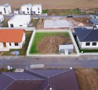 Telek családi házak között Moravany nad Váhom településen, építésre előkészítve.