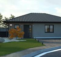 Családi ház Moravany nad Váhom-ban elegáns tetővel, kerttel és felhajtóval.