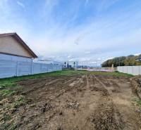 Családi ház építésére alkalmas telek Moravany nad Váhom településen, modern beépítéssel szomszédos.