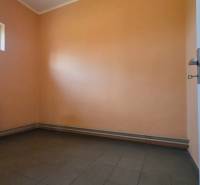 Biztonsági szoba ablakkal, radiátorral és csempével. Raktárak és csarnokok.