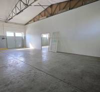 Betonpadlós és magas mennyezetű belső tér raktárakban és csarnokokban.