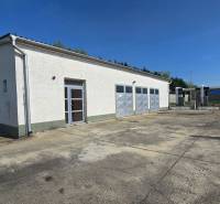 Raktárak és csarnokok Vágsellyén három garázskapus bejárattal és szilárd burkolatú környező területtel.