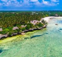 Tengerparti táj pálmafákkal és bungalókkal Kizimkaziban, kereskedelmi célú telkek.