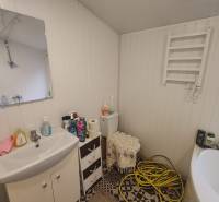 Samozrejme, rád vám pomôžem s prekladom. Prosím, poskytnite text, ktorý chcete preložiť do maďarčiny.