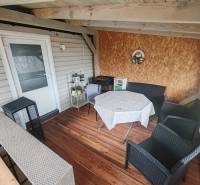 Ház a Fő utcán, Újkelcsén, terasz fa mintázatú padlóval.