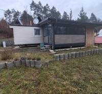 Újkelcsén, a Fő utcán található ház, amelyet gyep és szegélykövek vesznek körül.