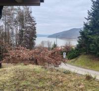 Kilátás a víztározóra és a zöldövezetre az Újkelcsén található Fő utcai házból.