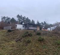 Hegyoldalon fekvő ház, természet által körülvéve a Fő utcán, Újkelcsén.