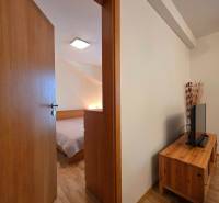 Nyaraló apartman fa dekor padlóval, kilátás a hálószobára és a nappali falára.