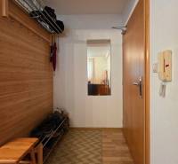 Előszoba fogassal, tükörrel és cipőtartóval, fa mintázatú padlóval a Nyaraló apartmanban.