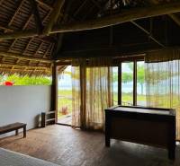 Belső tér kilátással a természetre, Kereskedelmi telkek, fa dekorációjú padló.