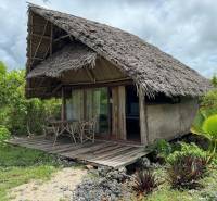 Hagyományos kunyhó fa terasszal a zöldben Kizimkaziban, Kereskedelmi telkek.