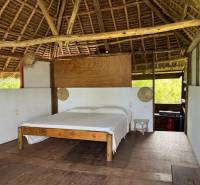 Fa ágy fahatású padlóval rendelkező házikóban kereskedelmi célú ingatlanokhoz.