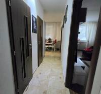 Előszoba egy 3 szobás lakásban járólappal és kilátással a nappalira és a konyhára.