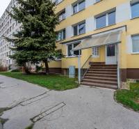 Többlakásos épület a kassai Tokajícka utcában, Dargovských hrdinov városrész, megközelítési járdával.