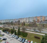 Kilátás a lakótelepre panelházakkal és úttal a Tokajícka területen, Kassa - Dargovských Hrdinov.