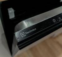 Electrolux márkájú elektromos készülék egy háromszobás lakásban, fa dekorációjú padlóval.