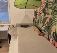 Gyerekszoba íróasztallal és színes tapétával, motívumokkal egy családi házban.