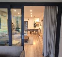 Családi ház belső tere fa dekorációjú padlóval és kényelmes ülőhelyekkel.