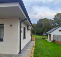 Családi ház Studienkán terasszal, kerti bútorokkal és rendezett kerttel.