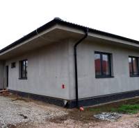 Családi ház Radaván egyszerű homlokzattal és ferde tetővel építés alatt.