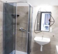 Fürdőszoba családi házban sarokzuhanyzóval és szokatlan tükörrel.