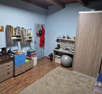 Gyerekszoba egy családi házban, fa dekorációval és bútorokkal.