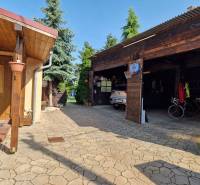 Családi ház Vámosladányban fedett beállóval, garázzsal és rendezett udvarral.