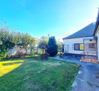 Családi ház Nededen rendezett kerttel, gyepesítéssel és a ház melletti pavilonnal.