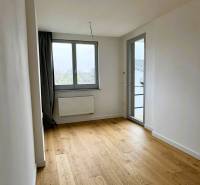 Szoba egy családi házban fa dekorációjú padlóval és nagy ablakokkal.