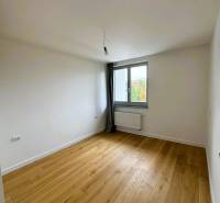 Szoba fa dekorációs padlóval, ablakkal, radiátorral egy családi házban.