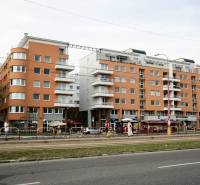 Lakó- és üzlethelyiségek a Komárnická utcában, Pozsony - Ružinov, villamospályával.