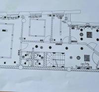 Az üzlethelyiségek alaprajza fürdőszobákkal és lépcsőházzal, beleértve az elektromos berendezések jelölését.
