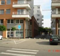 Kereskedelmi helyiségek a Komárnická utcában Pozsonyban - Ružinov, parkolóhelyekkel.