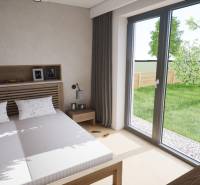 Hálószoba családi házban franciaággyal, nagy ablakkal és kilátással a kertre.