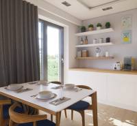 Gyengén megvilágított étkező egy családi házban fehér asztallal és konyhai kiegészítőkkel.