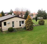 Családi ház a Kvetoslavov Hlavná utcáján, tágas kerttel és rendezett telekkel.