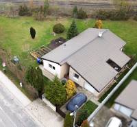 Családi ház Kvetoslavovban, a Fő utcán, tágas kerttel és garázzsal.