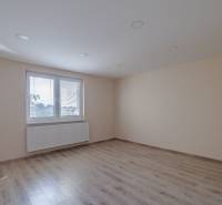 Szoba fa dekor padlóval és nagy ablakkal egy családi házban.