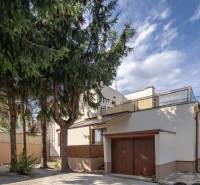 Családi ház a Trnovecká utcában, Trnovec nad Váhom településen, beépített garázzsal és magas fákkal.